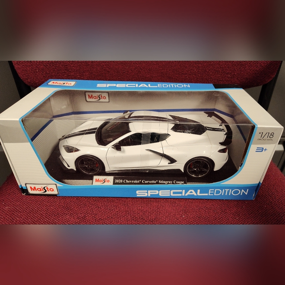 NWT Maisto Special Edition 2020 White Corvette Stingray Coupe Model 1/18Die-cast